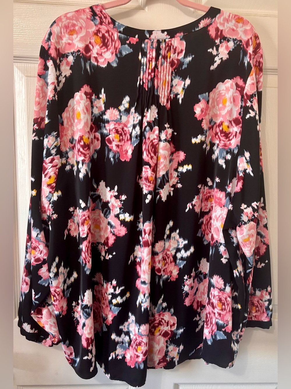 🖤🩷 Torrid Black and Pink Floral Top - Picture 8 of 12